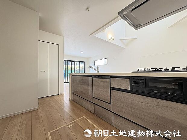 <キッチン>家事動線がスムーズなアイランドキッチンです。