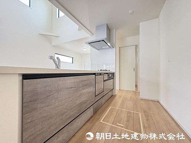 <キッチン>冷蔵庫や食器棚を置いても広い家事スペースです。