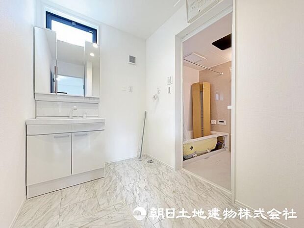 ＜洗面室＞キッチン横から使えて家事動線がスムーズです。