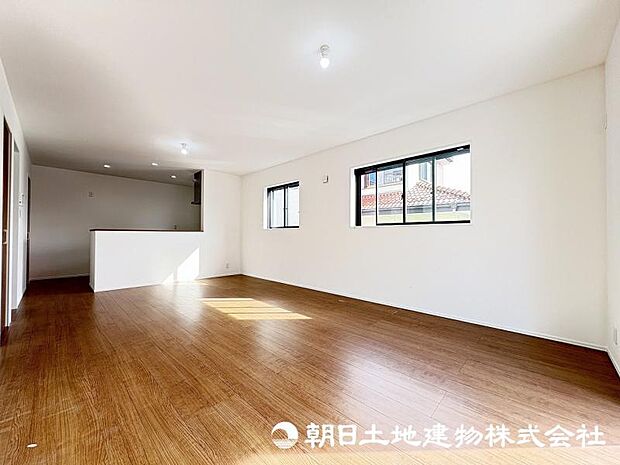 ＜ダイニング＞対面キッチン前の広いダイニングスペースです。