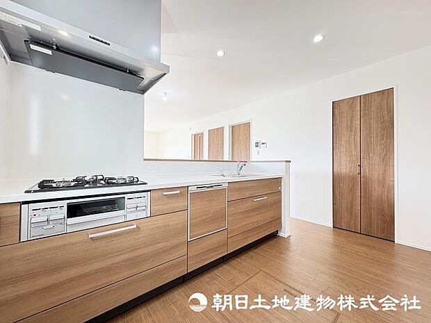 ＜キッチン＞お料理中も会話が弾む明るい対面キッチンです。