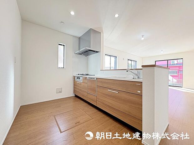 ＜キッチン＞奥様に人気のビルトイン食器洗浄機付です。