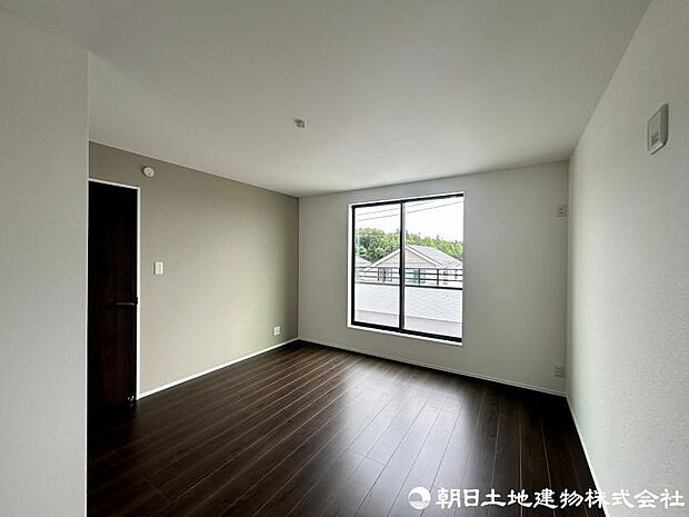 ＜主寝室＞バルコニーに面した明るい主寝室8帖です。