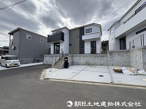 ＜外観＞カースペースには車並列2台駐車が可能です。