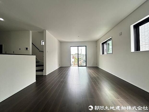 ＜リビング＞南側と東側に窓がある明るいリビング空間です。