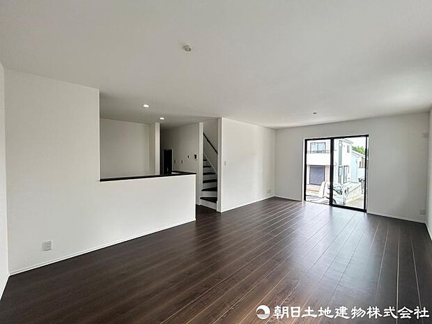 ＜ダイニング＞対面キッチン前の広いダイニングスペースでお食事を召しあがっていただけます。