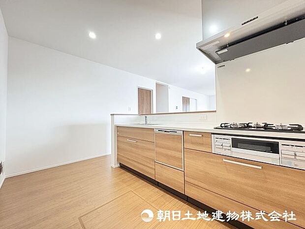 ＜キッチン＞お料理中も会話が弾む明るい対面キッチンです。