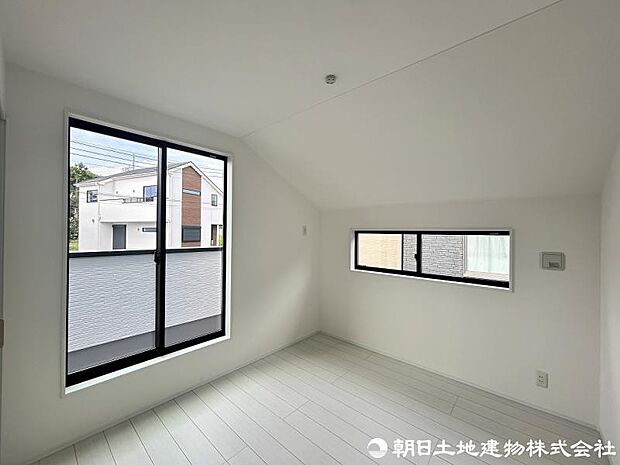 ＜洋室＞バルコニーに面した明るい洋室5.3帖です。