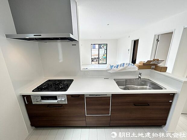 ＜キッチン＞お料理中も会話が弾む明るい対面キッチンです。