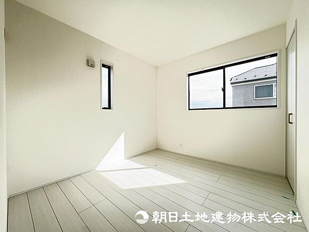 <洋室>2面採光の明るい洋室です。