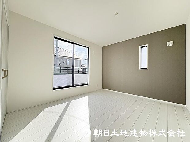 ＜主寝室＞バルコニーに面した明るい主寝室7帖です。