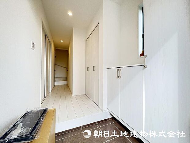 ＜玄関＞靴をすっきりと収納できるシューズボックス付きです。