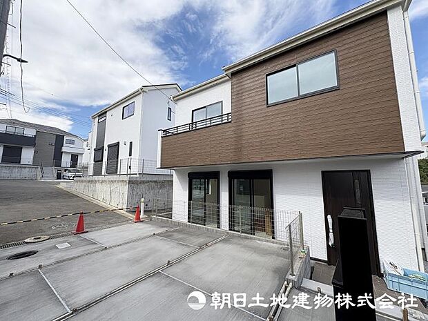 ＜外観＞南側がカースペースで陽当たり良好です。