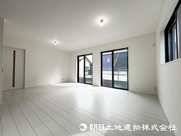 ＜リビング＞南向きの大きな窓があり明るいリビングです。