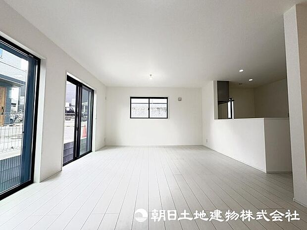 ＜ダイニング＞対面キッチン前の広いダイニングスペースでお食事を召し上がっていただけます。