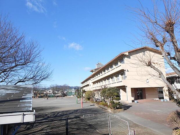 当麻田小学校まで約330m