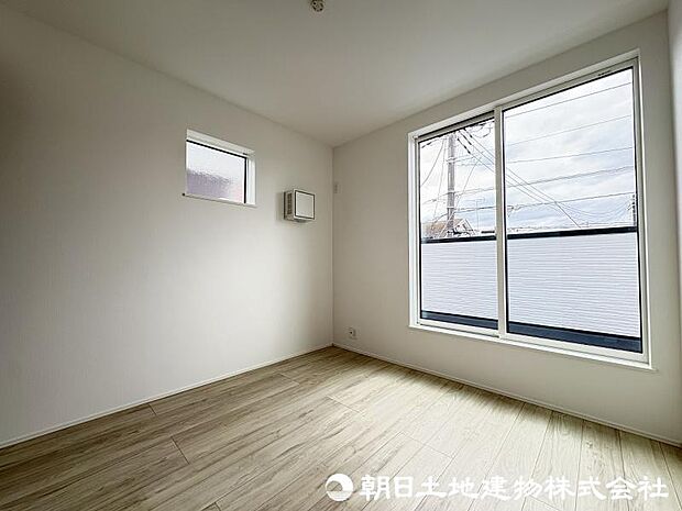 ＜洋室＞バルコニーに面した明るい洋室4.5帖です。