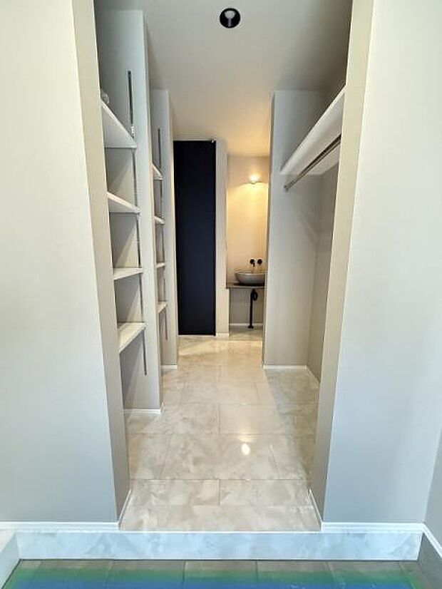 ＜玄関＞可動棚ですっきりと収納ができるシューズクロークがございます。パイプハンガー付きなので、コートなどの外出着も仕舞えます