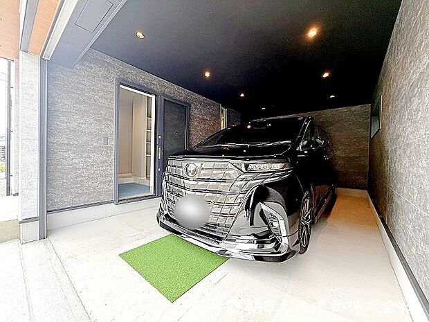 ＜リビング＞壁面の間接照明がオシャレな、18帖のLDKです。壁掛けTV設置可能です