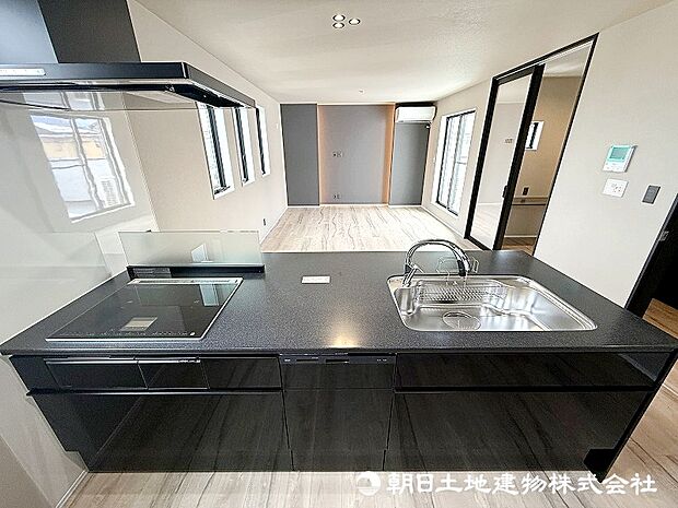 ＜キッチン＞フラット天板の対面キッチン。IHコンロ、食洗機、タッチレス水栓が付いています