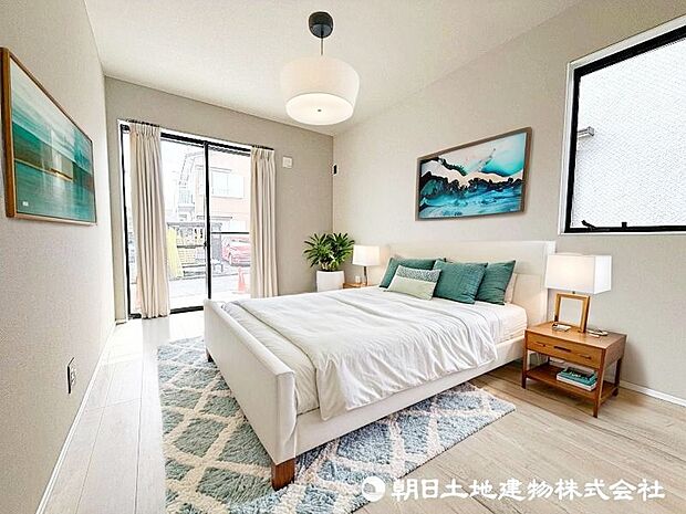 ＜主寝室＞6帖の主寝室は、大きな掃き出し窓があり明るいお部屋です（家具イメージ）