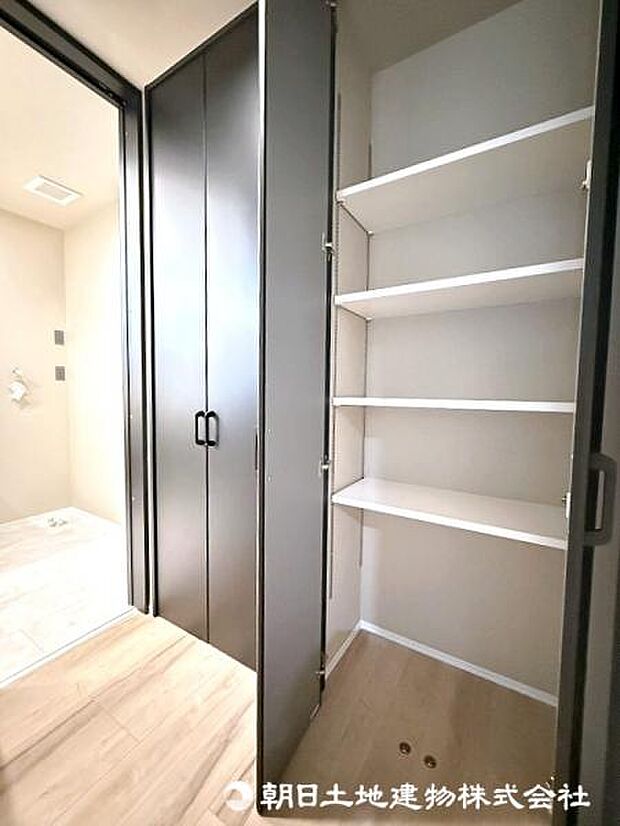 ＜パントリー＞キッチン背面のパントリーは、ランドリースペースにウォークスルーできます