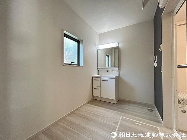 ＜洗面室＞キッチン横から使える広い洗面室で家事動線がスムーズです。