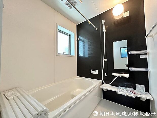 ＜浴室＞1坪タイプの広いユニットバスです。