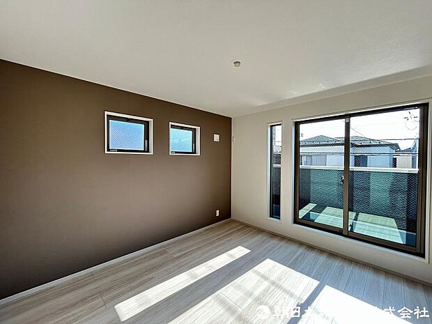 ＜主寝室＞バルコニーに面した明るい主寝室7帖です。