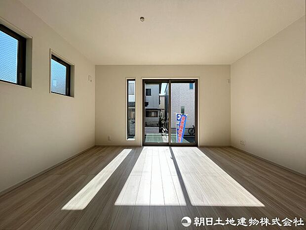 ＜リビング＞東南向きの大きな窓がある明るいリビング空間です。