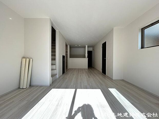 ＜ダイニング＞対面キッチン前の広いダイニングスペースでお食事を召しあがっていただけます。