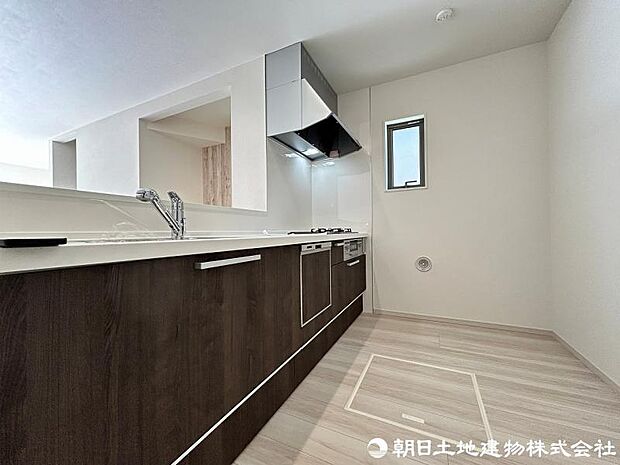 ＜キッチン＞お料理中も会話が弾む明るい対面キッチンです。