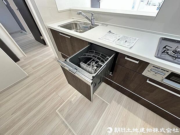 ＜キッチン＞ご家族5人分の食器類を洗浄できる容量のビルトイン食器洗浄機付です。