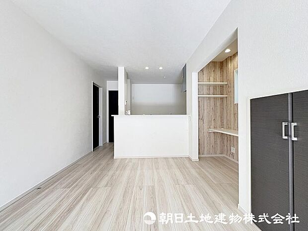 ＜ダイニング＞対面キッチン前の広いダイニングスペースです。