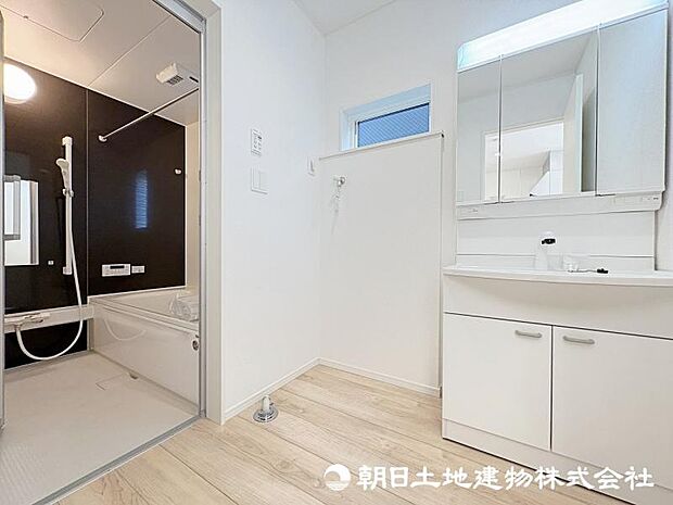 ＜洗面室＞キッチン横から使えて家事動線がスムーズです。