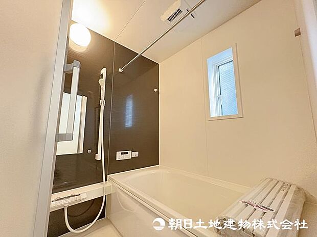 ＜浴室＞1坪タイプの広いユニットバスです。