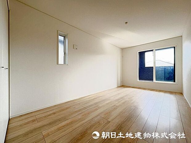 ＜主寝室＞バルコニーに面した明るい主寝室8.7帖です。