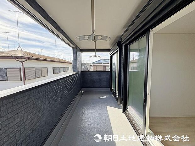 ＜バルコニー＞急な雨でも安心のインナーバルコニーも魅力です。