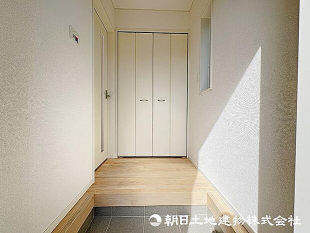 ＜玄関＞靴をすっきりと収納できるシューズボックスも便利です。