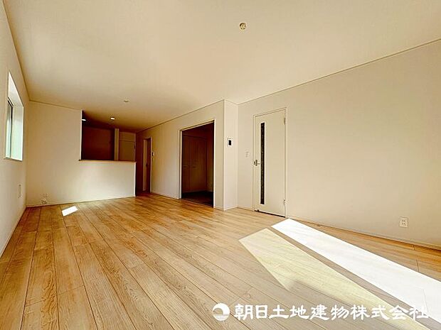 ＜リビング＞対面キッチン前の広いダイニングスペースでお食事を召し上がっていただけます。