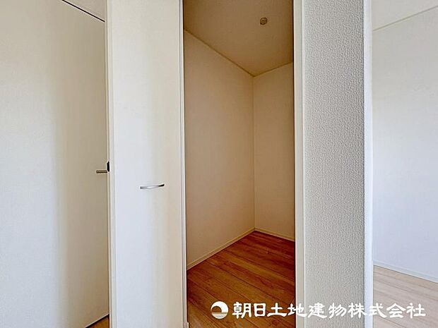 <収納>ご夫婦で使えるウォークインクローゼットも魅力です。