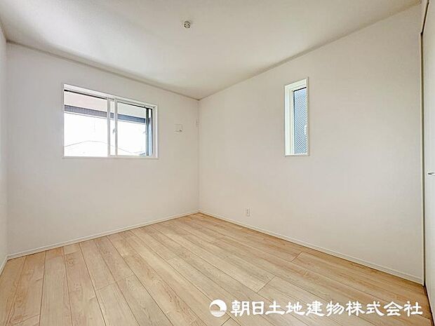 <洋室>2階の洋室5.7帖です。全室2面採光となっています。