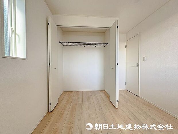 <収納>各洋室にクローゼットがありますのでお洋服をすっきりと収納できます。