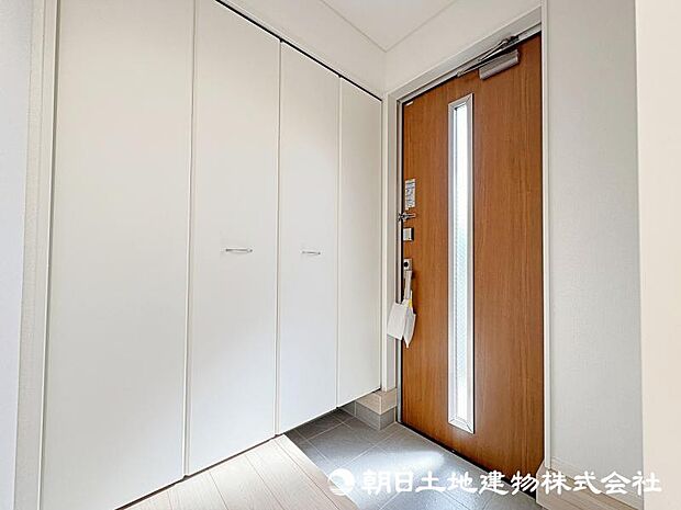<玄関>靴をすっきりと収納できるシューズボックス付きです。