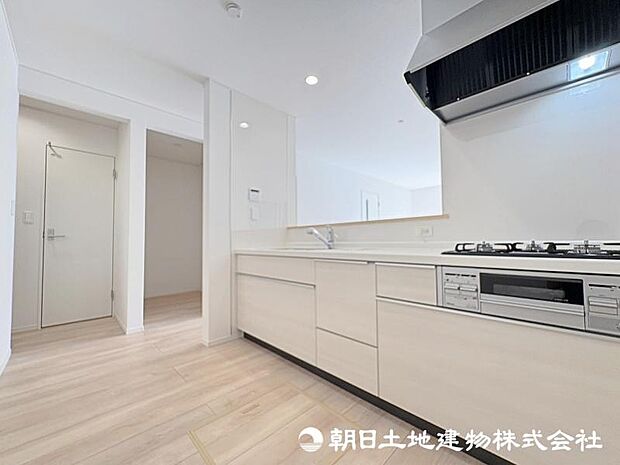 <キッチン>お料理中も会話が弾む明るい対面キッチンです。