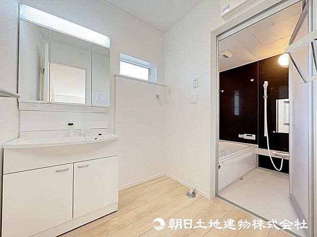 <洗面室>キッチン背面から使え家事動線がスムーズです。