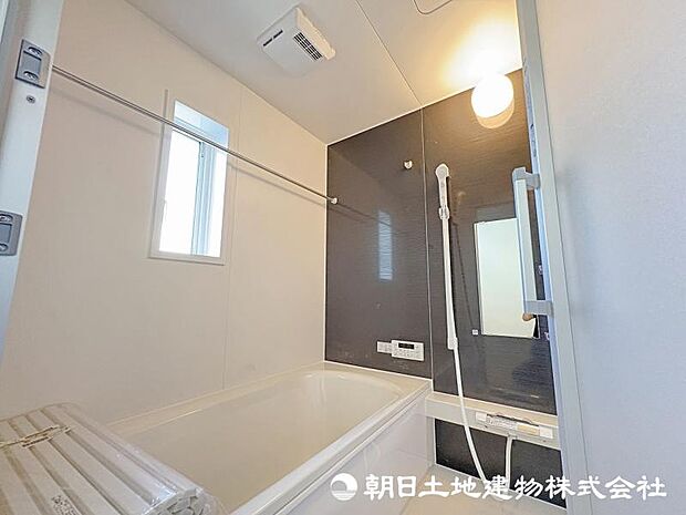 <浴室>1坪タイプの広いユニットバスです。