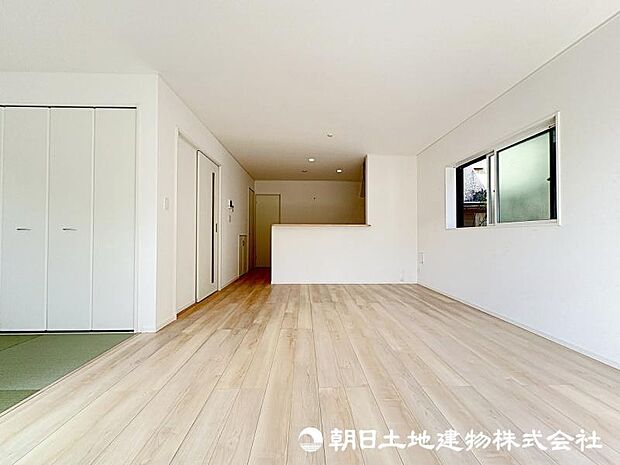 <ダイニング>対面キッチン前の広いダイニングスペースでお食事を召し上がっていただけます。