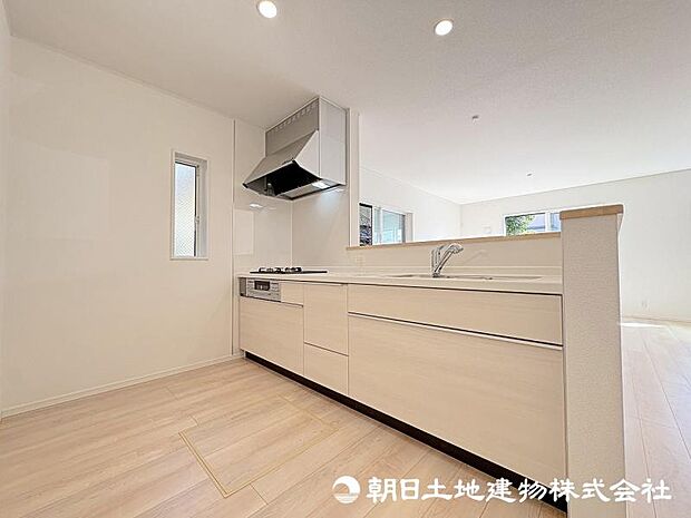 <キッチン>冷蔵庫や食器棚を置いても広い家事スペースを確保しています。