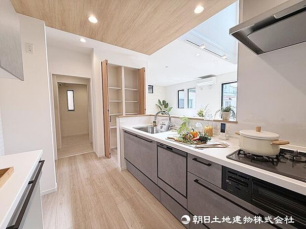 <キッチン>LD全体を見渡せる、対面キッチンです